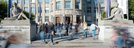 Studierende vor Haupteingang UZH