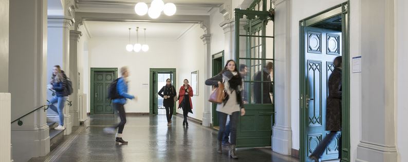 Bannerbild LLBM - Mitarbeitende und Studierende am Infodesk im Sekretariat