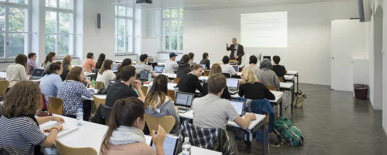 Bannerbild Studium - Studierende in Hörsaal